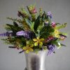 Fargglad-konstgjord-bukett-med-blommor