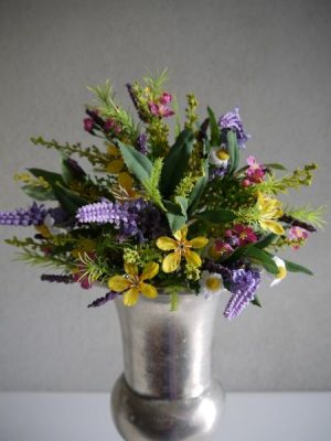 Färgglad konstgjord bukett med blommor. Besök Blickfång.se
