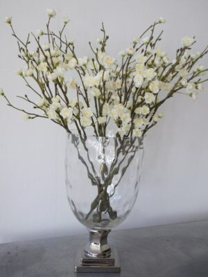 Glasvas på fot i silver. Besök Blickfång.se