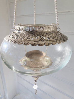 Hängampel i glas och silver i fransk lantlig stil. Besök blickfång.se