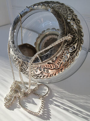 Hängampel i glas och silver i fransk lantlig stil. Besök blickfång.se