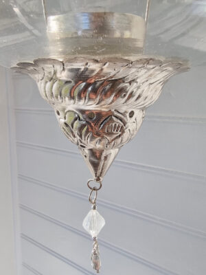 Hängampel i glas och silver i fransk lantlig stil. Besök blickfång.se