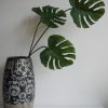 Konstgjord monstera på stjälk. Besök blickfång.se