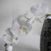 Konstgjord vit orkidestjalk med stora blommor