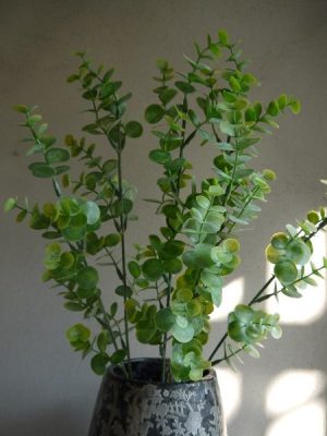 Konstgjord grön eucalyptus kvist. Besök Blickfång.se