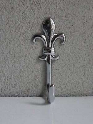Krok med lilja silver metall. Besök Blickfång.se