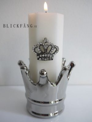 Krona i silver till ljus. Besök Blickfång.se