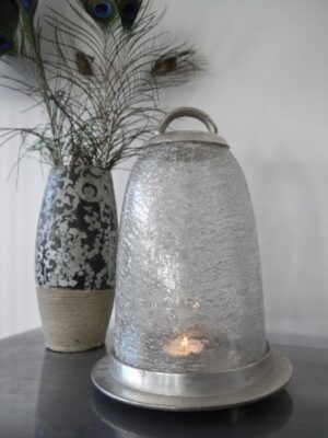 Stor ljuslykta i silver på fat med glaskupol. Besök Blickfång.se