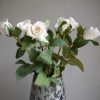 Konstgjord vit ros på stjälk. Besök blickfång.se