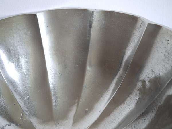 Stor-skal-pa- fot-i-silver-metall
