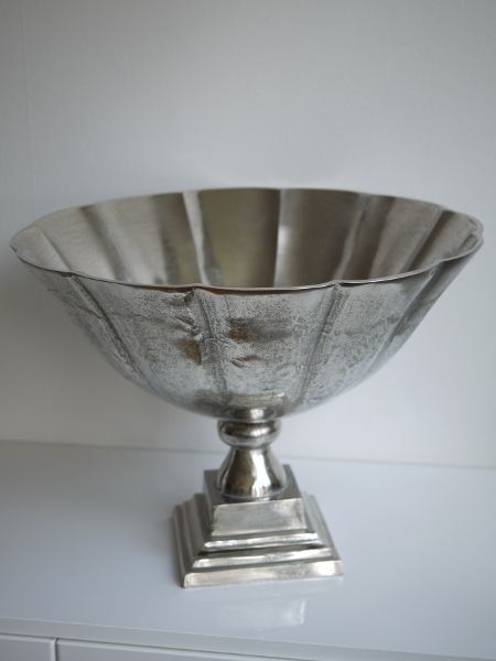 Stor-skal-pa-fot-i-silver-metall-1