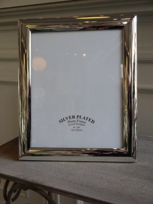 Stor fotoram med silverkant. Besök Blickfång.se