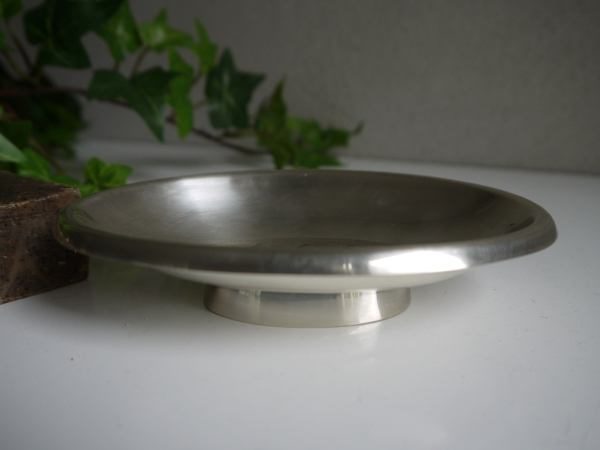 Oval-taålkopp-i-metall-i-stilren-design-2