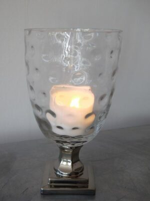 Glasvas på fot i silver. Besök Blickfång.se