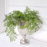 Grön välgjord konstväxt. Besök blickfång.se