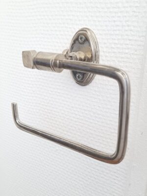 Toapappershållare silver metall. Besök blickfång.se