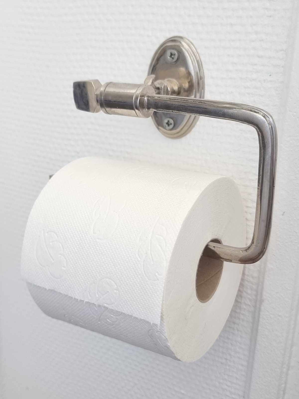 Toapappershållare silver metall. Besök blickfång.se