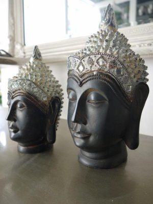 Brunt buddha huvud med detaljer i silver. Besök Blickfång.se