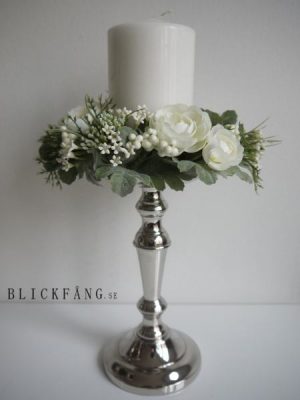 Ljusmanschett med vita blommor. Besök Blickfång.se
