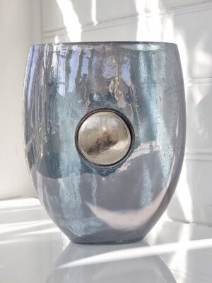 Grå glasvas med silver emblem. Besök Blickfång.se