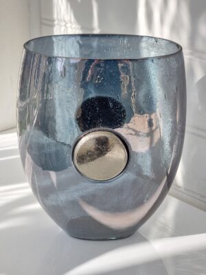 Grå glasvas med silver emblem. Besök Blickfång.se