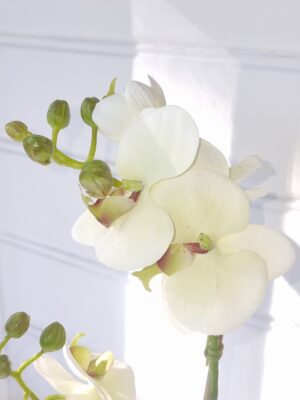 Konstgjord orkidé i kruka. Besök Blickfång.se