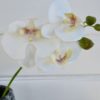 Konstgjord vit orkidé stängel. Besök blickfång.se