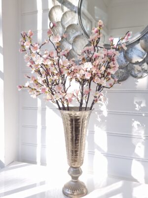 Rosa konstgjorda körsbärsblommor på stjälk. Besök blickfång.se