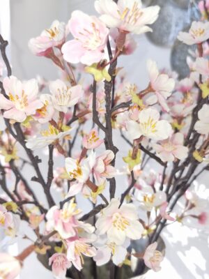 Rosa konstgjorda körsbärsblommor på stjälk. Besök blickfång.se