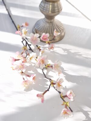 Rosa konstgjorda körsbärsblommor på stjälk. Besök blickfång.se