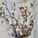 Vit konstgjord magnolia lång. Besök blickfång.se