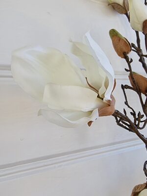 Vit konstgjord magnolia lång. Besök blickfång.se