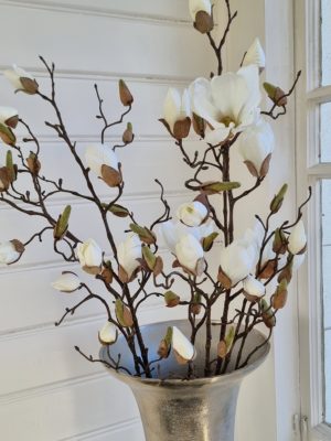 Vit konstgjord magnolia lång. Besök blickfång.se