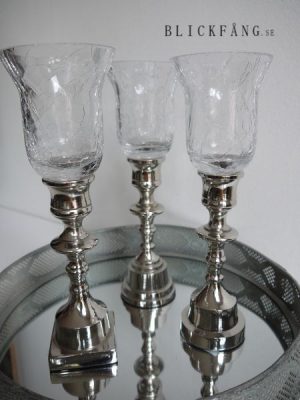 Liten glaskupa med krackelerat glas att sätta på en ljusstake