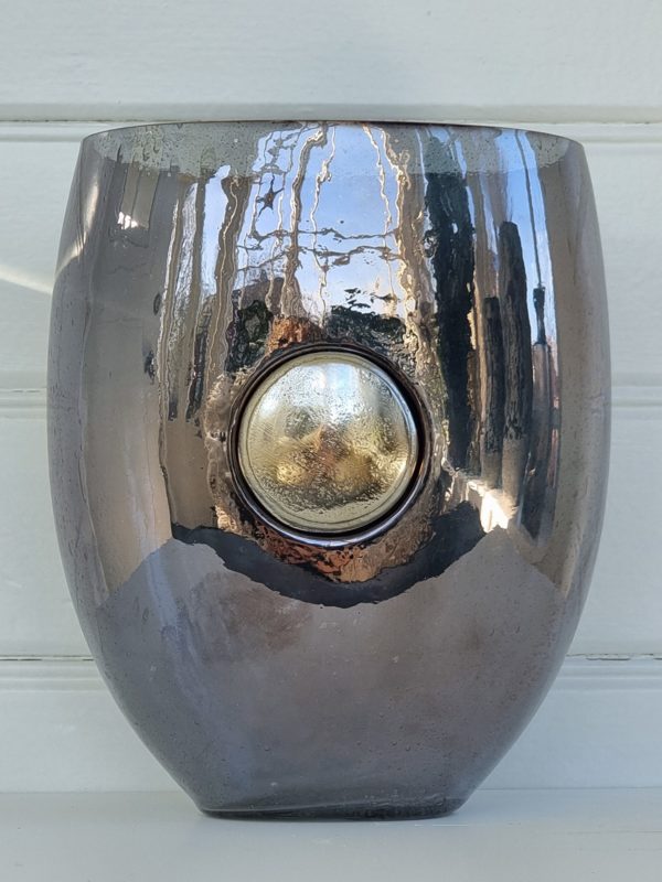gra-glasvas-med-silver-emblem-1