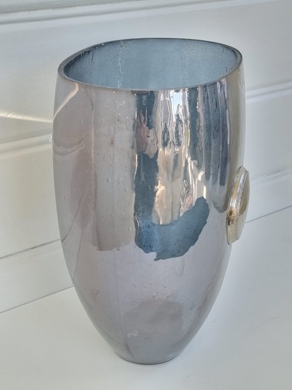 gra-glasvas-med-silver-emblem-2