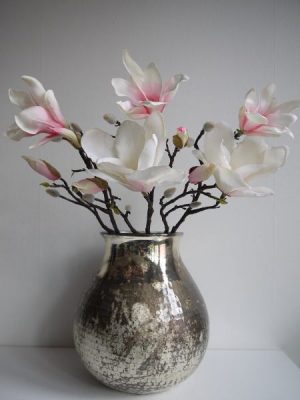 Rosa konstgjord naturtrogen magnolia. Besök Blickfång.se