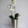 Konstgjord orkidé i kruka. Besök Blickfång.se