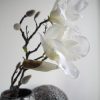 Vit konstgjord magnolia på stjälk. Besök Blickfång.se