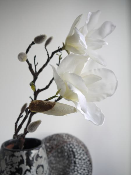 Vit-konstgjord-magnolia-pa-stjalk