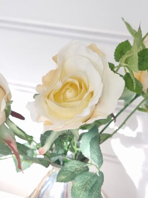 Konstgjord ros på stjälk. Besök blickfång.se