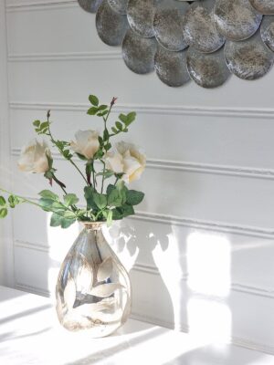 Konstgjord ros på stjälk. Besök blickfång.se