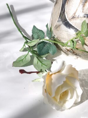 Konstgjord ros på stjälk. Besök blickfång.se