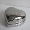 Hjärtformad ask i silver-metall. Besök blickfång.se