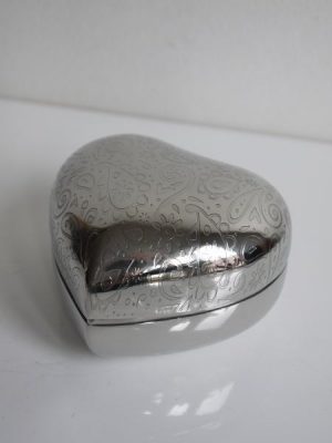 Hjärtformad ask i silver-metall. Besök blickfång.se