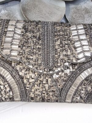 Clutch axelremsväska med pärlor i silver. Besök blickfång.se