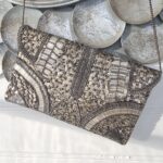Clutch axelremsväska med pärlor i silver. Besök blickfång.se