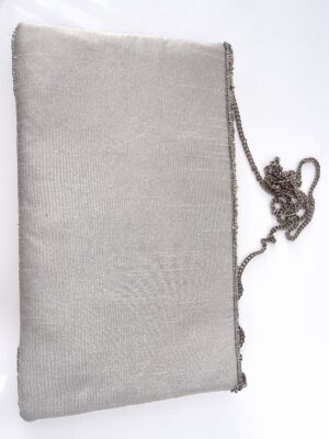 Clutch axelremsväska med pärlor i silver. Besök blickfång.se