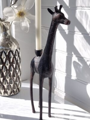 Ljusstake giraff i metall. Besök blickfång.se