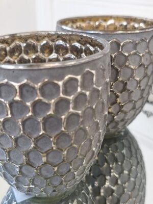Mörkgrå ljuslykta i fattigmanssilver. Besök blickfång.se